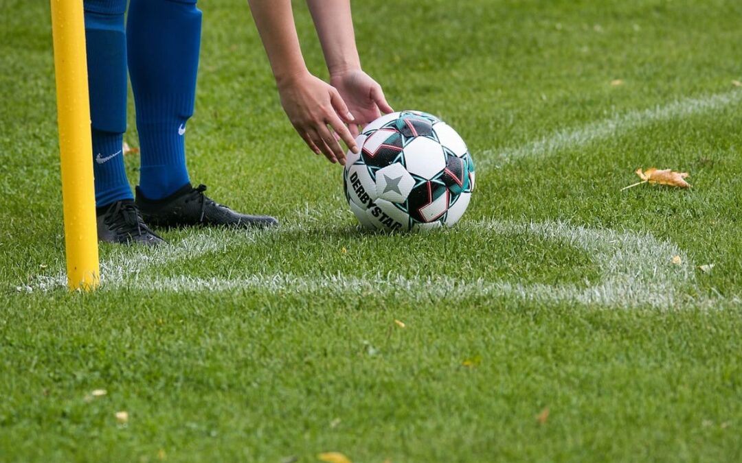 Jakie rzuty występują w piłce nożnej? Czym jest rzut pośredni i bezpośredni?